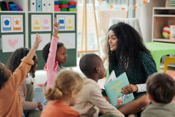 A adaptação escolar na primeira infância: como o vínculo entre família e escola transforma esse processo